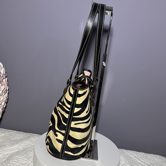 🔥Host Pick🔥 Dooney & Bourke 🦓 zebra print bucket bag with pink cloth interior - Picture 3 of 15